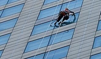 高空保潔的時(shí)候，如何刮去多余的水痕呢？